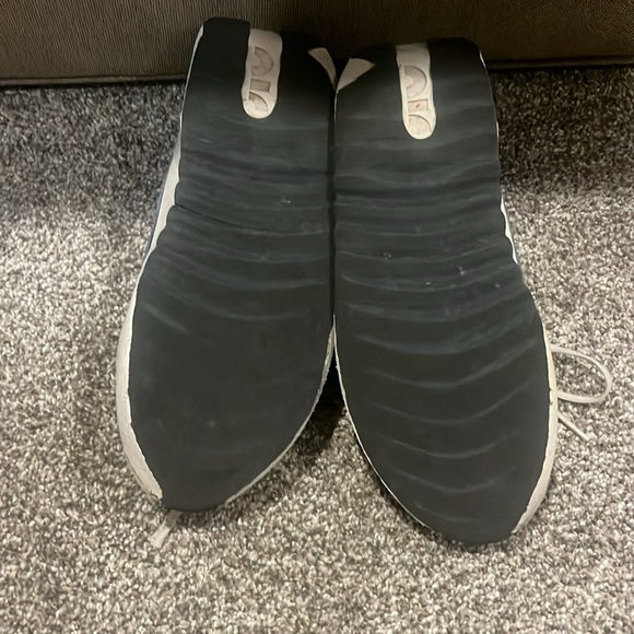 Nike tennis shoes. Size 8 - Picture 3 of 4